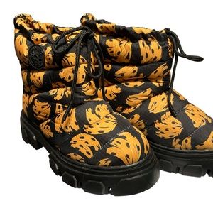 Farm Rio NWT Women’s Banana BunchLug Sole Yellow/Black Boot. Size 7